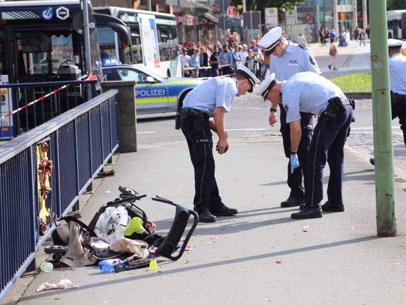 Polizisten begutachteten die Brücke über der Volme.