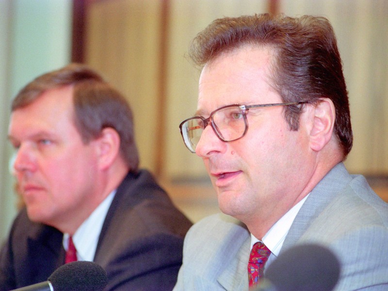 Anfang 1992 bot Bundesjustizminister Klaus Kinkel (r.) den RAF-Häftlingen Haftentlassung an, wenn im Gegenzug weitere illegale Aktionen unterblieben. Die RAF ging darauf ein. Gleichwohl verübten die Terroristen im März 1993 einen Sprengstoffanschlag auf die JVA Weiterstadt, bei dem niemand verletzt wurde. Es war die letzte Aktion der Terrorgruppe. Am 20. April 1998 verkündete sie ihre Selbstauflösung in einem Schreiben an die Nachrichtenagentur Reuters. Seitdem trat die RAF nicht mehr in Erscheinung.