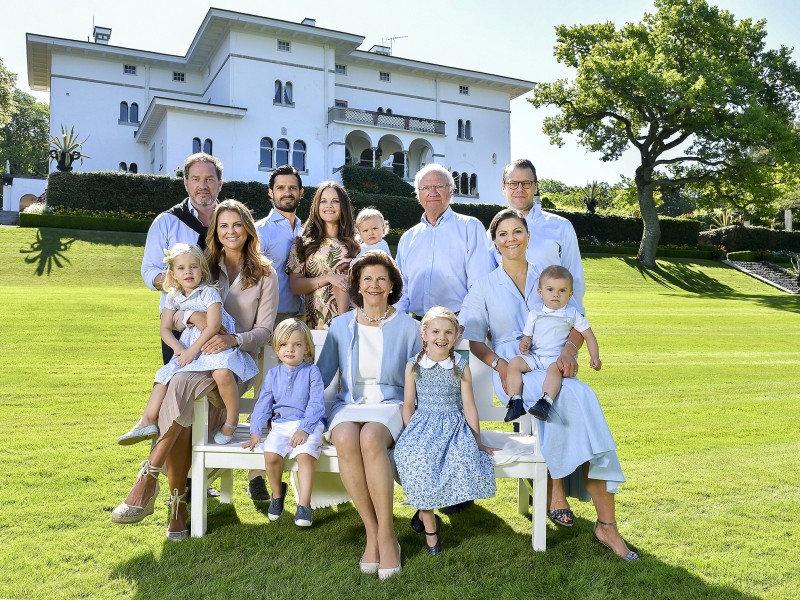 Victoria mit ihrer ganzen Familie im königlichen Garten: Ehemann Prinz Daniel (l.), Schwager und Ehemann von Schwester Madeleine Chris O'Neill (obere Reihe,l.), Prinzessin Estelle (auf Victorias Arm), Schwester Prinzessin Madeleine (obere Reihe, Mitte), Vater König Carl Gustaf (neben Victoria), Bruder und Prinz Carl Philip (obere Reihe, r.) und Mutter Königin Silvia.