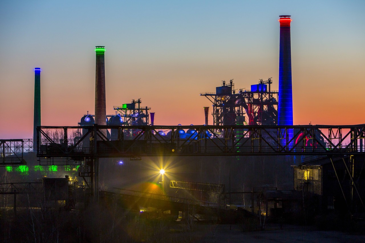 Der Landschaftspark in Duisburg-Nord erstrahlt ab Einbruch der Dunkelheit.