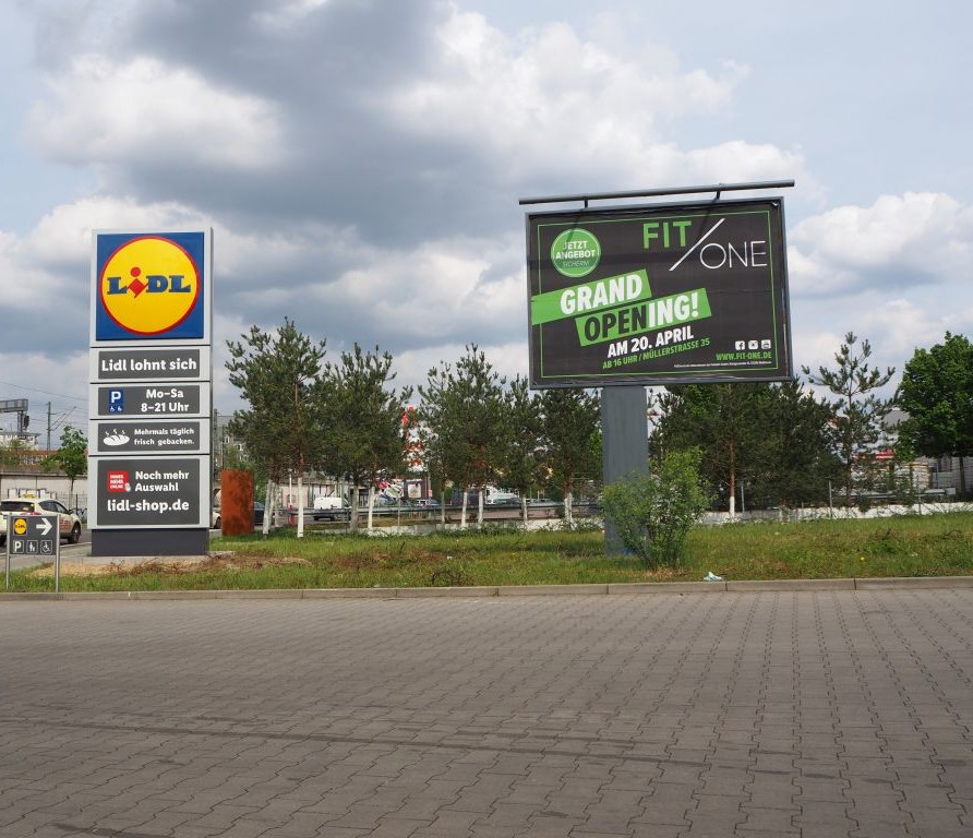 Der Lidl in Berlin-Moabit. Im Hintergrund sind die Kiefern des Mahnmals zu sehen. 