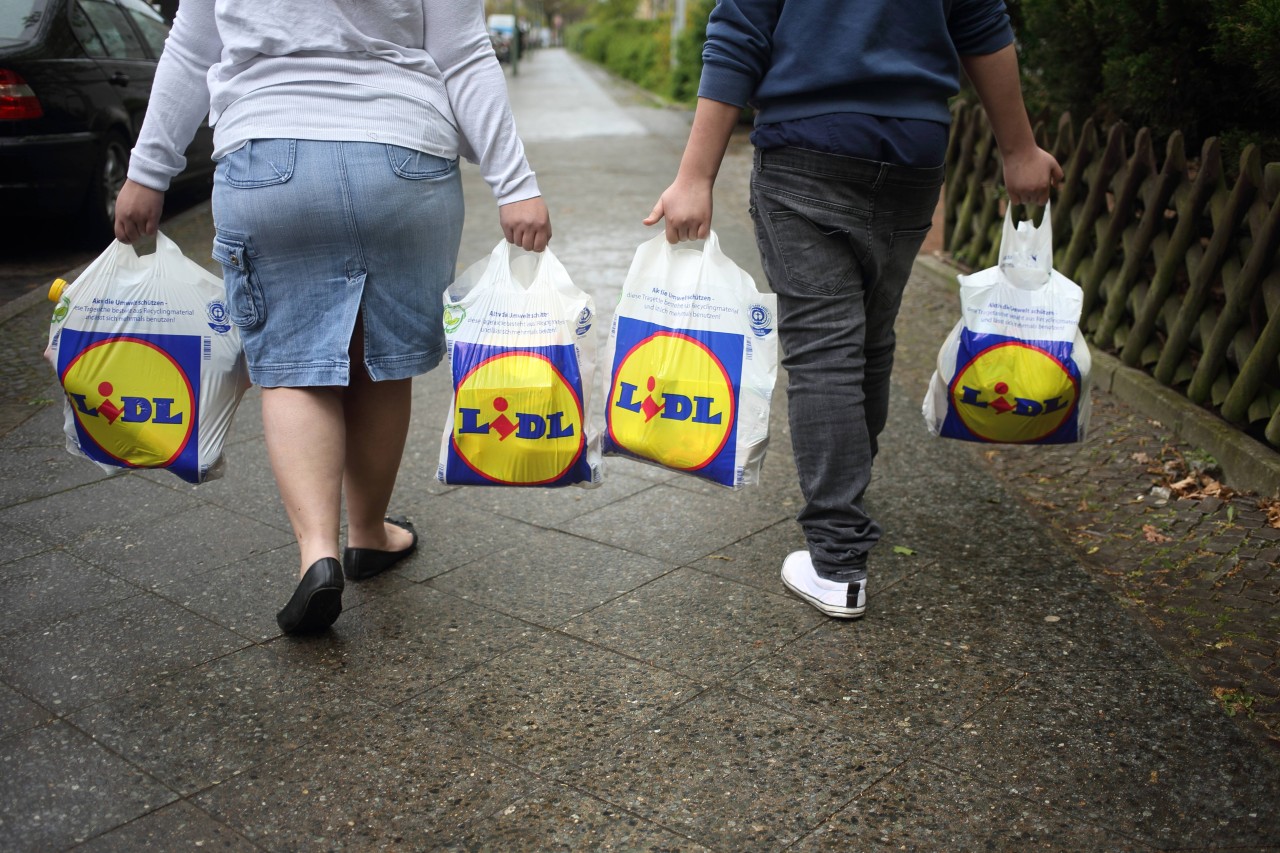 Bei Lidl wird man sich in Zukunft kein ausländisches Schweinefleisch mehr in die Einkaufstüten packen können. (Symbolbild)