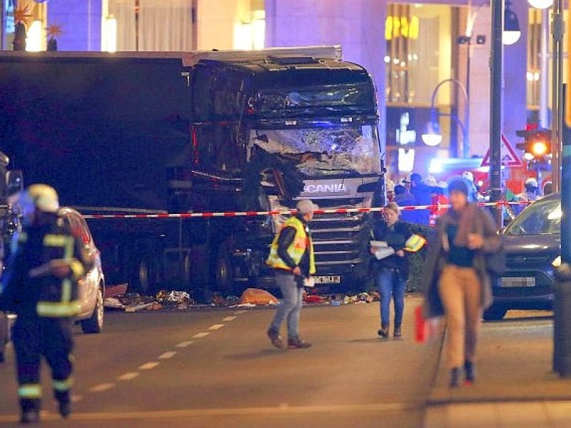 Dieser Lkw mit polnischem Kennzeichen war auf das Gelände des belebten Weihnachtsmarktes gefahren.