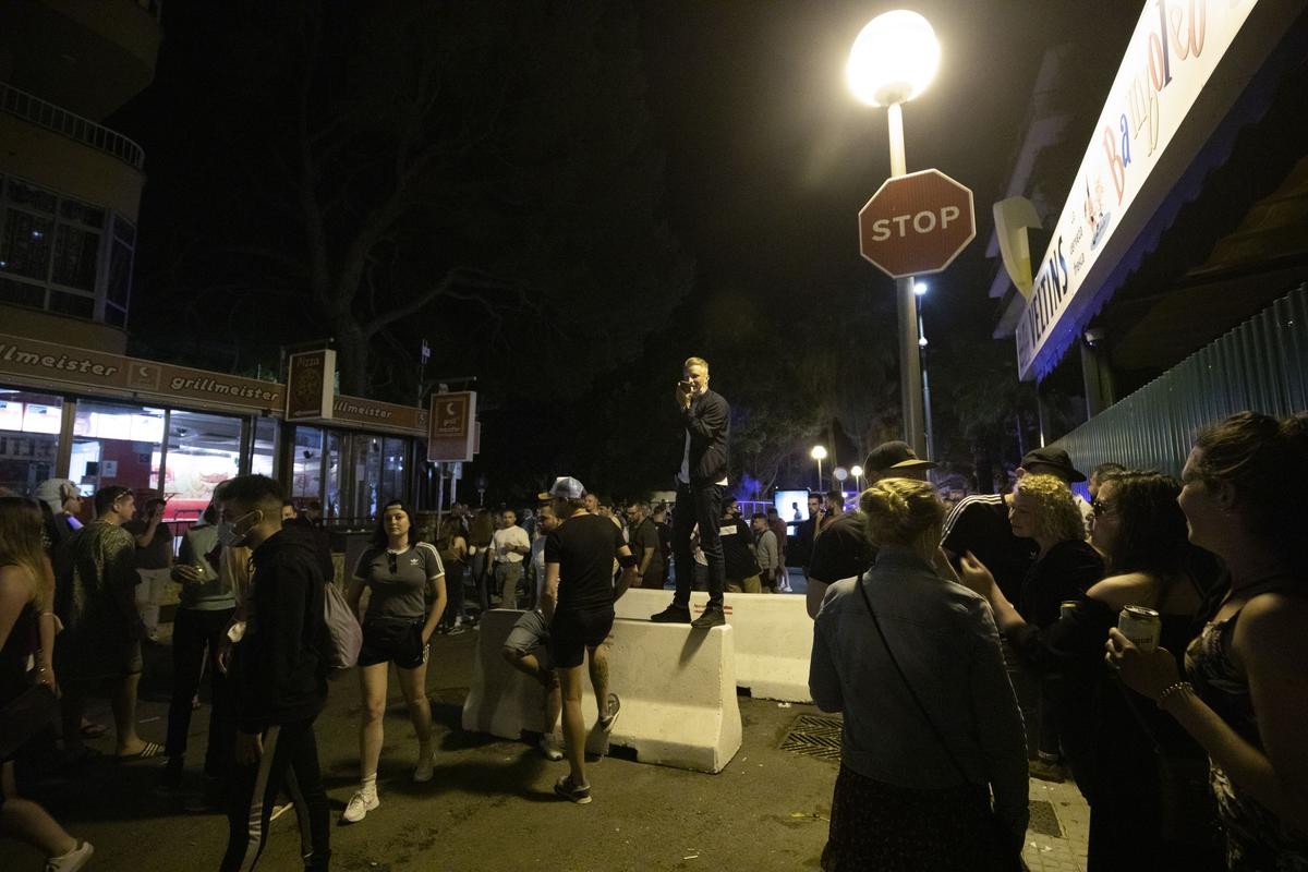 Vielerorts auf Mallorca feierten Menschen die Aufhebung der nächtlichen Ausgangssperre. 