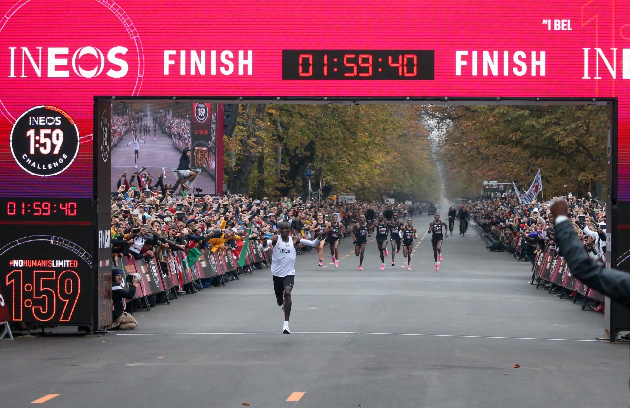 Weltrekord! Eliud Kipchoge aus Kenia beendet einen Marathon in weniger als 2 Stunden.