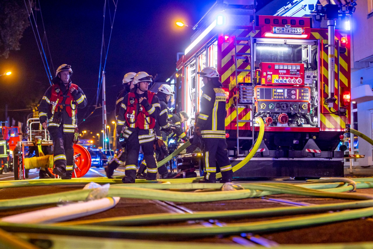 Mülheim: Die Feuerwehr rückte in einer Nacht zweimal zur selben Adresse aus. (Archiv)