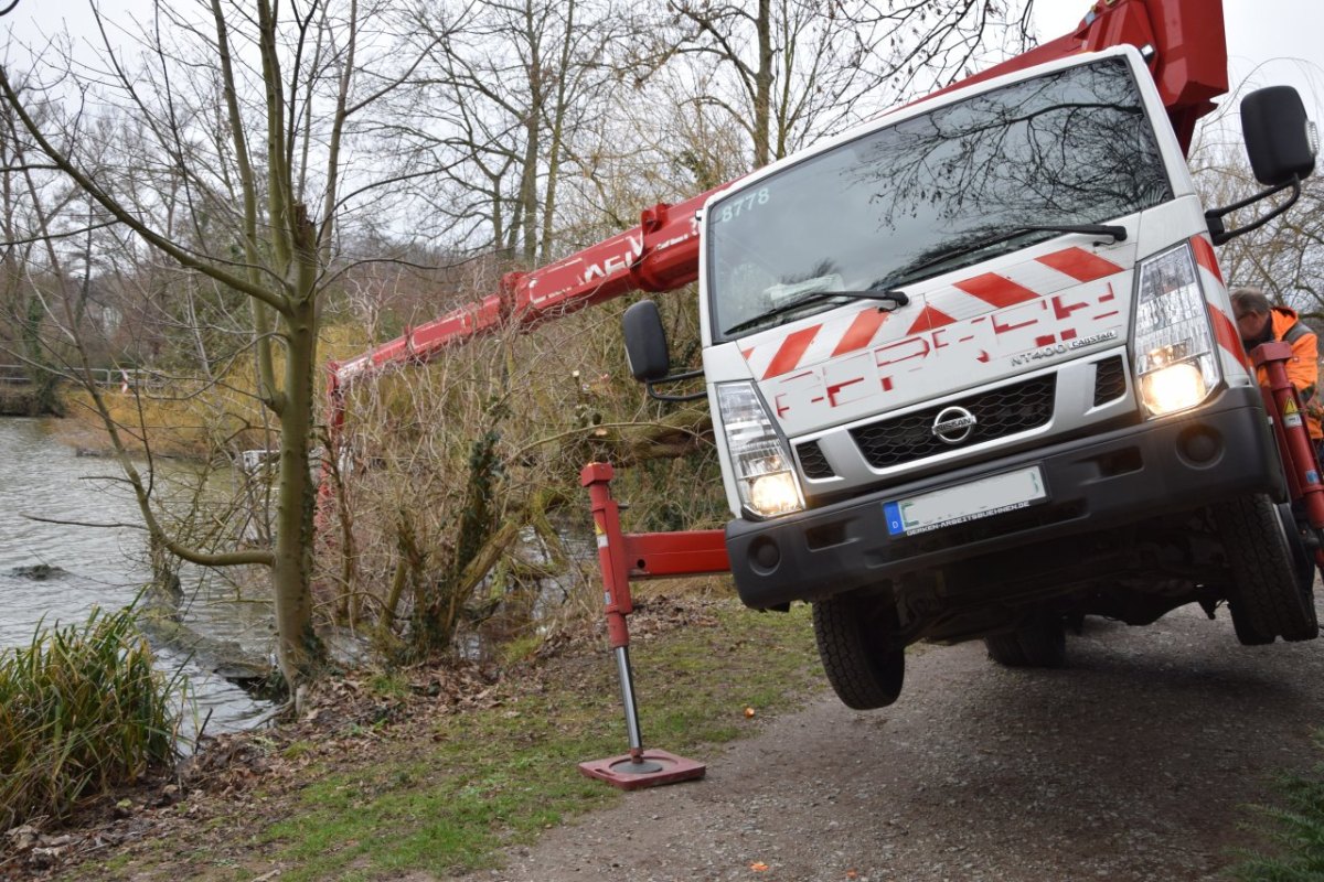 mülheim-hubsteiger-umgekippt-thyssenteich.JPG