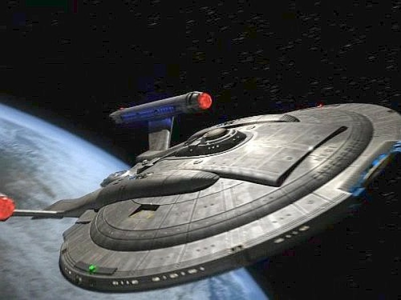 Die Serie spielt ab dem Jahr 2151, also rund 90 Jahre nachdem die Menschen zum ersten Mal auf Außerirdische getroffen waren und rund 100 Jahre vor den Geschichten von Captain Kirk. Auf der ersten Enterprise lief es im Vergleich zu den späteren Versionen ein wenig rustikaler ab: Statt mit modernen Technik wurde auch schon mal mit dem Schraubenschlüssel ausgebessert.