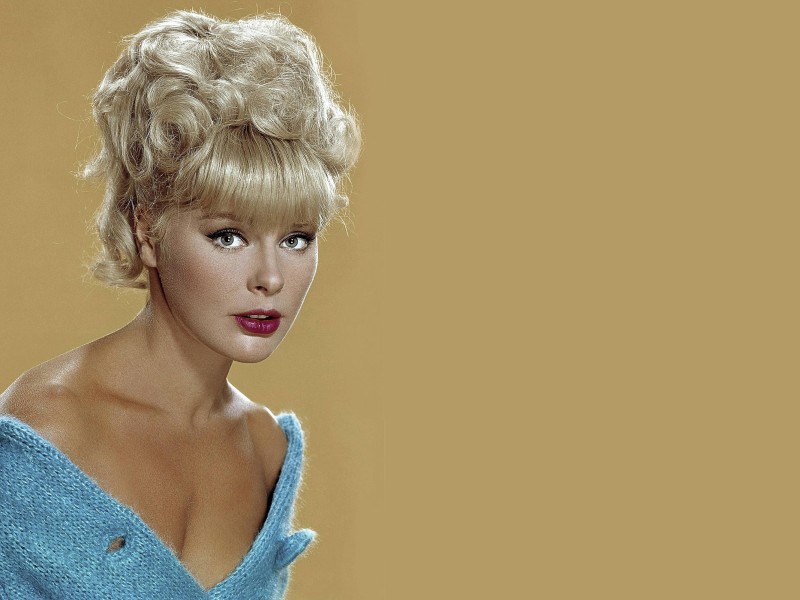 Elke Sommer hat sich in der Beletage von Hollywood bewegt und mit Stars wie Paul Newman, Kirk Douglas und Peter Sellers vor der Kamera gestanden.