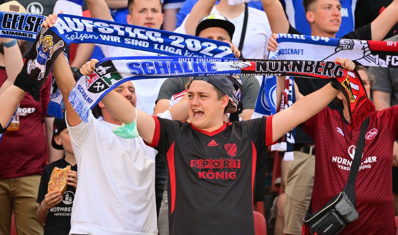 Bei 1. FC Nürnberg gegen FC Schalke 04 feierten die Fans ihre innige Freundschaft.