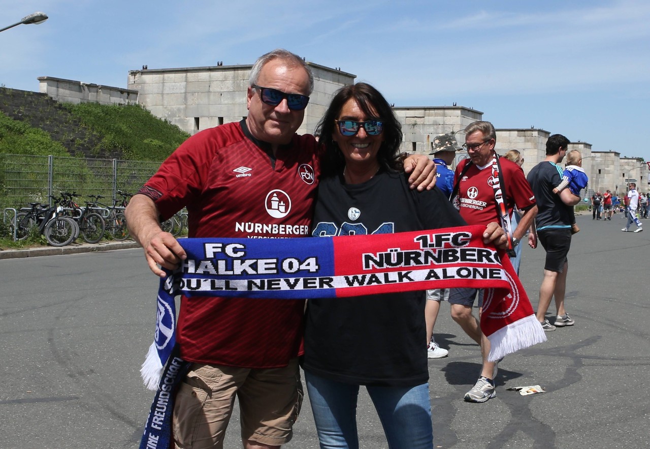 Fans von 1. FC Nürnberg und FC Schalke 04 feiern gemeinsam.