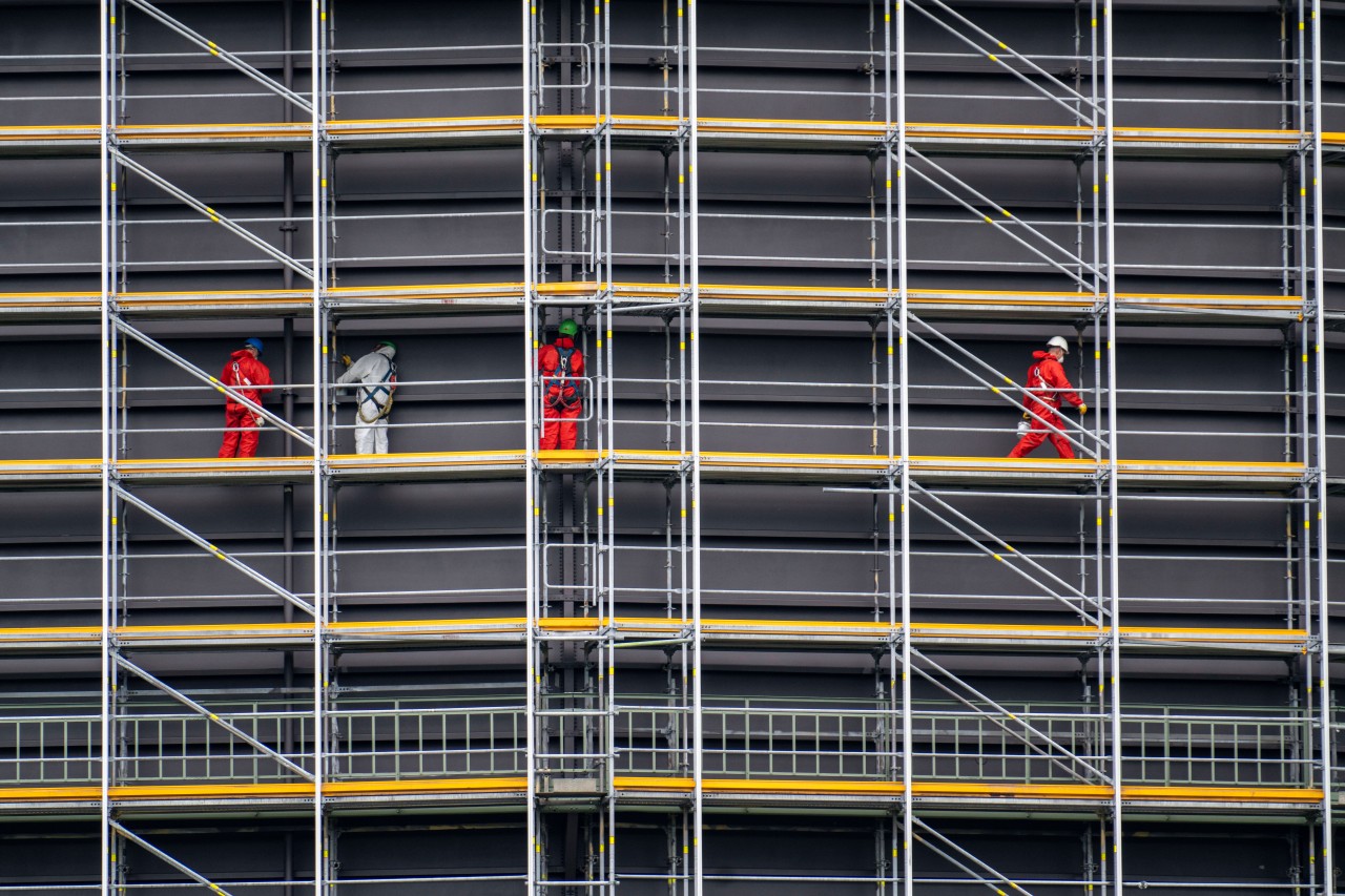 Arbeiter bei der Sanierung des Gasometer Oberhausen.