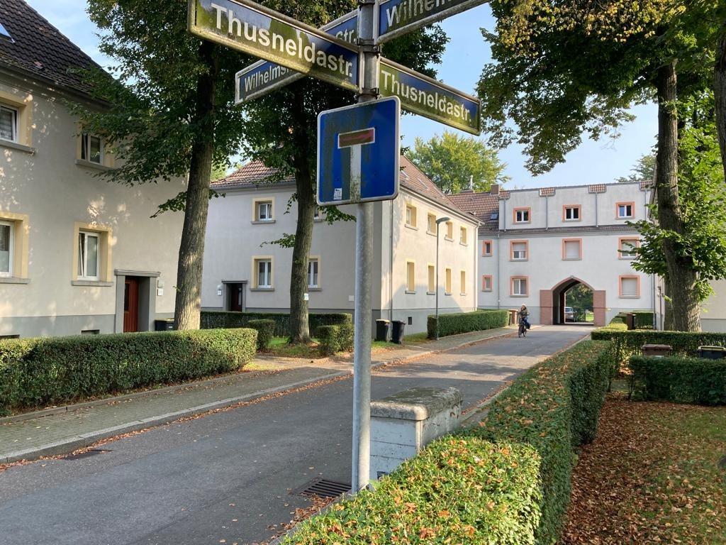 Auf Thusneldastraße in Essen-Karnap wurde jahrelang geparkt. Jetzt steht die Straße leer. 