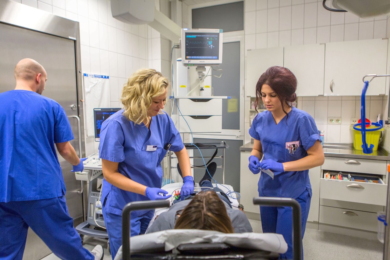 Ronny, Laura und Esra beim Versorgen einer „Patientin". 