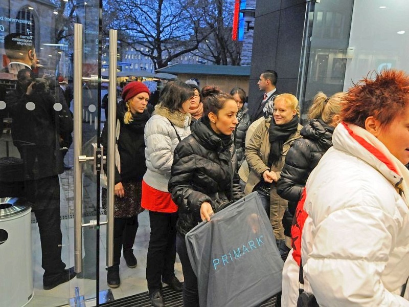 Nachdem der erste Termin zur Eröffnung des neuen Primark-Megastores in Esen aufgrund technischer Probleme nicht eingehalten werden konnte, öffnete die irische Textilkette am Mittwoch kurzfrsitig. Foto: Klaus Micke