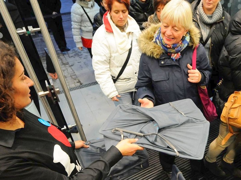 Nachdem der erste Termin zur Eröffnung des neuen Primark-Megastores in Esen aufgrund technischer Probleme nicht eingehalten werden konnte, öffnete die irische Textilkette am Mittwoch kurzfrsitig. Foto: Klaus Micke