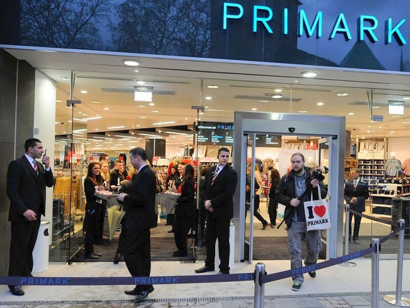 Nachdem der erste Termin zur Eröffnung des neuen Primark-Megastores in Esen aufgrund technischer Probleme nicht eingehalten werden konnte, öffnete die irische Textilkette am Mittwoch kurzfrsitig. Foto: Klaus Micke