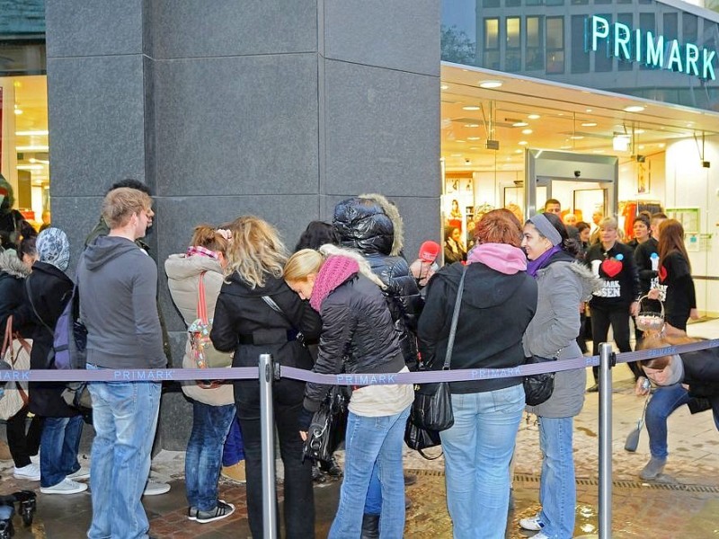 Nachdem der erste Termin zur Eröffnung des neuen Primark-Megastores in Esen aufgrund technischer Probleme nicht eingehalten werden konnte, öffnete die irische Textilkette am Mittwoch kurzfrsitig. Foto: Klaus Micke