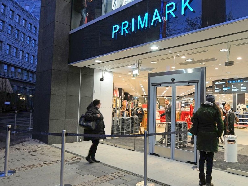 Nachdem der erste Termin zur Eröffnung des neuen Primark-Megastores in Esen aufgrund technischer Probleme nicht eingehalten werden konnte, öffnete die irische Textilkette am Mittwoch kurzfrsitig. Foto: Klaus Micke