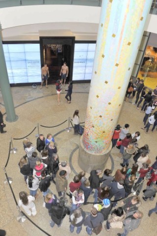 Zur  Eröffnung von Gilly Hicks, einem Ableger des US-Textilanbieters Abercrombie & Fitch, bildete sich am Donnerstag, 8.12.2011 eine kleine Schlange an der Einlasskontrolle vor dem Geschäft im Centro Oberhausen. Sowohl junge Menschen als auch Senioren waren neugierig auf den neuen Laden. Kunden konnten sich mit den beiden mit Badeshorts bekleideten  muskulösen Türstehern fotografieren lassen.   Foto Ulla Emig wazfotopool