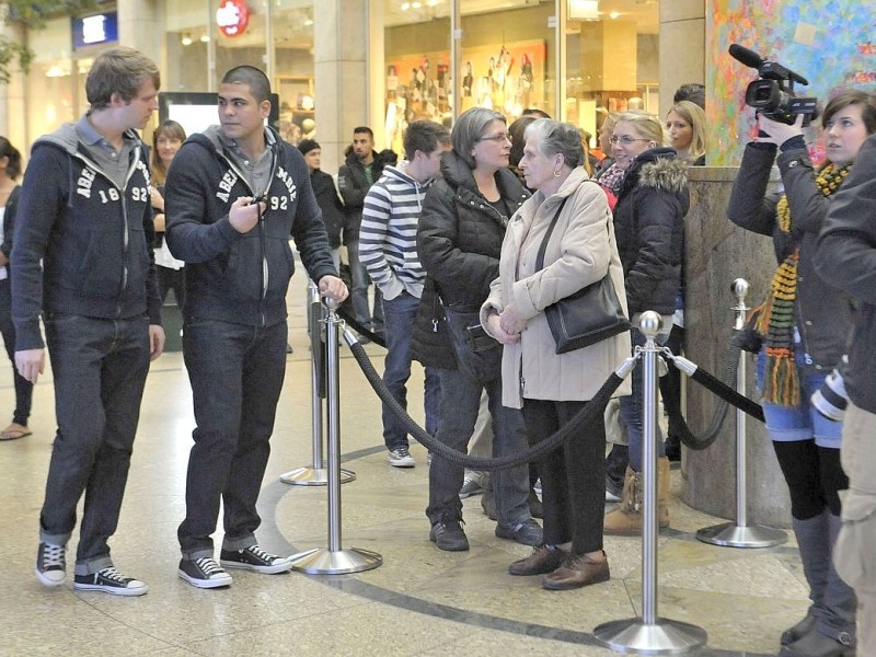 Zur  Eröffnung von Gilly Hicks, einem Ableger des US-Textilanbieters Abercrombie & Fitch, bildete sich am Donnerstag, 8.12.2011 eine kleine Schlange an der Einlasskontrolle vor dem Geschäft im Centro Oberhausen. Sowohl junge Menschen als auch Senioren waren neugierig auf den neuen Laden. Kunden konnten sich mit den beiden mit Badeshorts bekleideten  muskulösen Türstehern fotografieren lassen.   Foto Ulla Emig wazfotopool