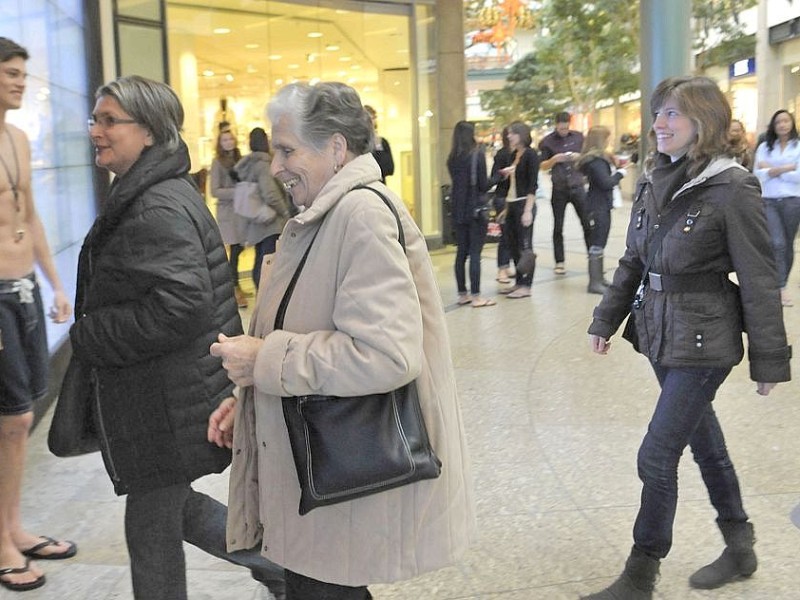 Zur  Eröffnung von Gilly Hicks, einem Ableger des US-Textilanbieters Abercrombie & Fitch, bildete sich am Donnerstag, 8.12.2011 eine kleine Schlange an der Einlasskontrolle vor dem Geschäft im Centro Oberhausen. Sowohl junge Menschen als auch Senioren waren neugierig auf den neuen Laden. Kunden konnten sich mit den beiden mit Badeshorts bekleideten  muskulösen Türstehern fotografieren lassen.   Foto Ulla Emig wazfotopool