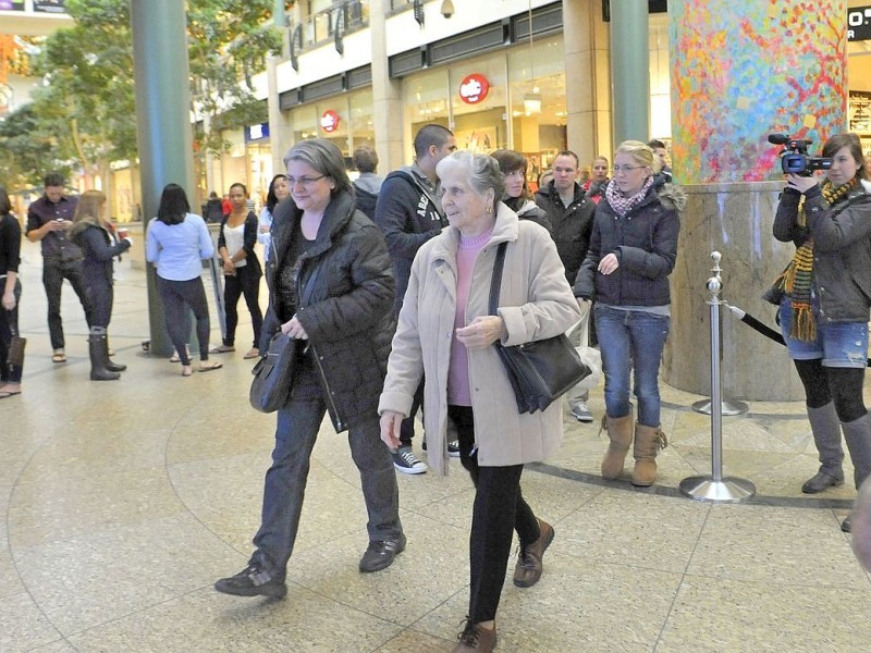 Zur  Eröffnung von Gilly Hicks, einem Ableger des US-Textilanbieters Abercrombie & Fitch, bildete sich am Donnerstag, 8.12.2011 eine kleine Schlange an der Einlasskontrolle vor dem Geschäft im Centro Oberhausen. Sowohl junge Menschen als auch Senioren waren neugierig auf den neuen Laden. Kunden konnten sich mit den beiden mit Badeshorts bekleideten  muskulösen Türstehern fotografieren lassen.   Foto Ulla Emig wazfotopool