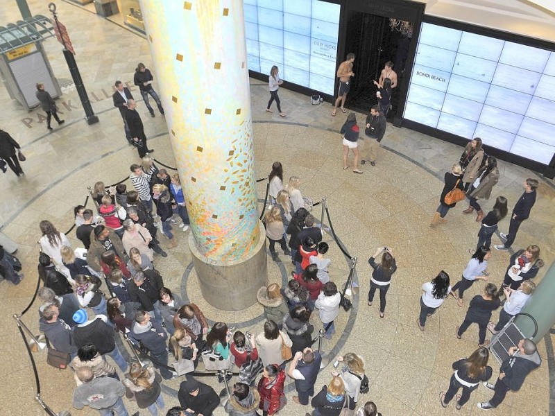 Zur  Eröffnung von Gilly Hicks, einem Ableger des US-Textilanbieters Abercrombie & Fitch, bildete sich am Donnerstag, 8.12.2011 eine kleine Schlange an der Einlasskontrolle vor dem Geschäft im Centro Oberhausen. Sowohl junge Menschen als auch Senioren waren neugierig auf den neuen Laden. Kunden konnten sich mit den beiden mit Badeshorts bekleideten  muskulösen Türstehern fotografieren lassen.   Foto Ulla Emig wazfotopool