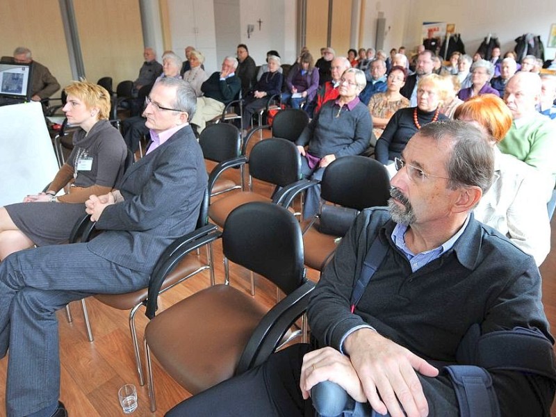 WAZ-Medizin-Matinee am Sonntag, 11.12.2011 in Herten. 3 Experten (Prof. Dr. Gerhard Wambach, Dr. Joachim Kühne und Dr. Thomas Thurner) referierten zum Thema Diabetes und seine Folgen.Foto: Joachim Kleine-Büning/WAZ FotoPool