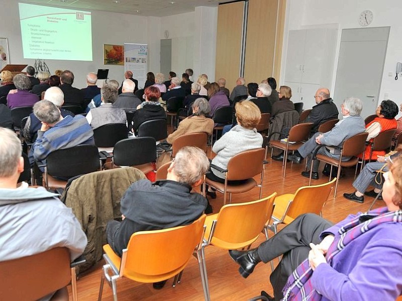 WAZ-Medizin-Matinee am Sonntag, 11.12.2011 in Herten. 3 Experten (Prof. Dr. Gerhard Wambach, Dr. Joachim Kühne und Dr. Thomas Thurner) referierten zum Thema Diabetes und seine Folgen.Foto: Joachim Kleine-Büning/WAZ FotoPool