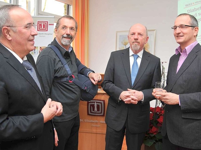 WAZ-Medizin-Matinee am Sonntag, 11.12.2011 in Herten. 3 Experten (Prof. Dr. Gerhard Wambach l,  Dr. Joachim Kühner, und Dr. Thomas Thurner 2vL) referierten zum Thema Diabetes und seine Folgen. Im Bild der Geschäftsführer des Krankenhauses St. Elisabeth, Norbert Köster.Foto: Joachim Kleine-Büning/WAZ FotoPool