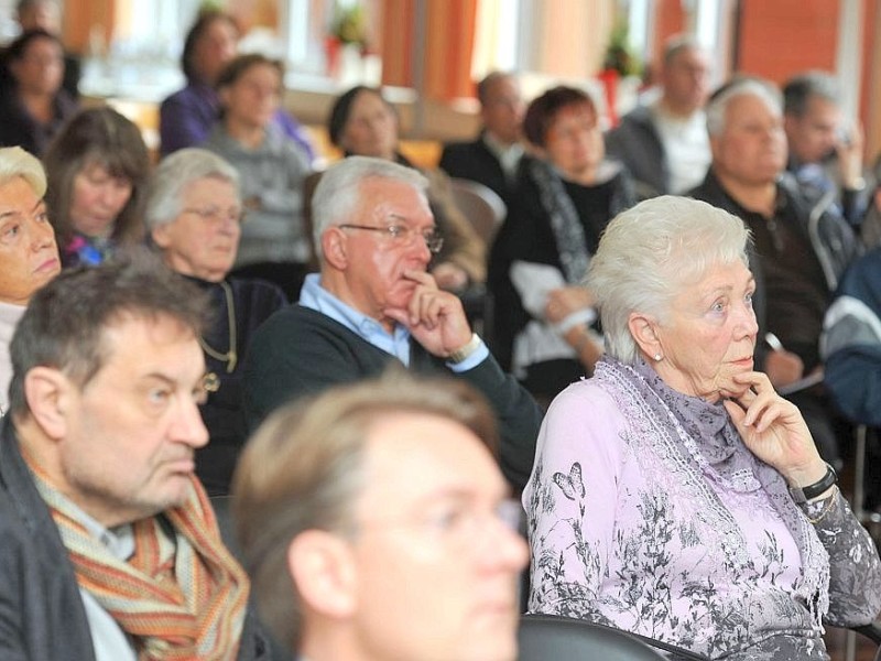 WAZ-Medizin-Matinee am Sonntag, 11.12.2011 in Herten. 3 Experten (Prof. Dr. Gerhard Wambach, Dr. Joachim Kühne und Dr. Thomas Thurner) referierten zum Thema Diabetes und seine Folgen.Foto: Joachim Kleine-Büning/WAZ FotoPool