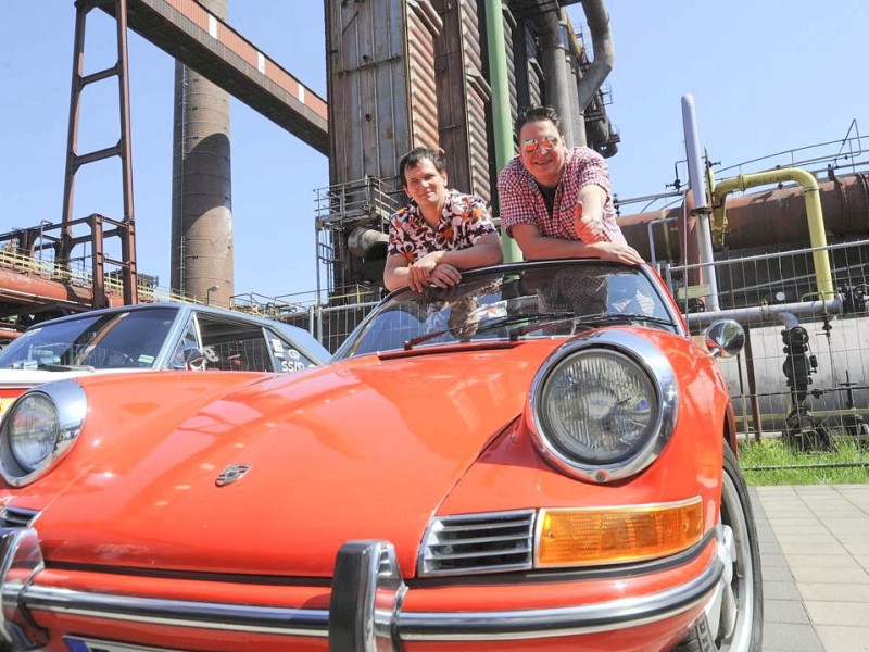 Auch Motorenfans zieht die Industriekulisse magisch an: Regelmäßig treffen sich Oldtimer-Liebhaber wie Michael und Daniel, hier mit einem Porsche 911 Targa von 1968, auf dem Kokerei-Areal.