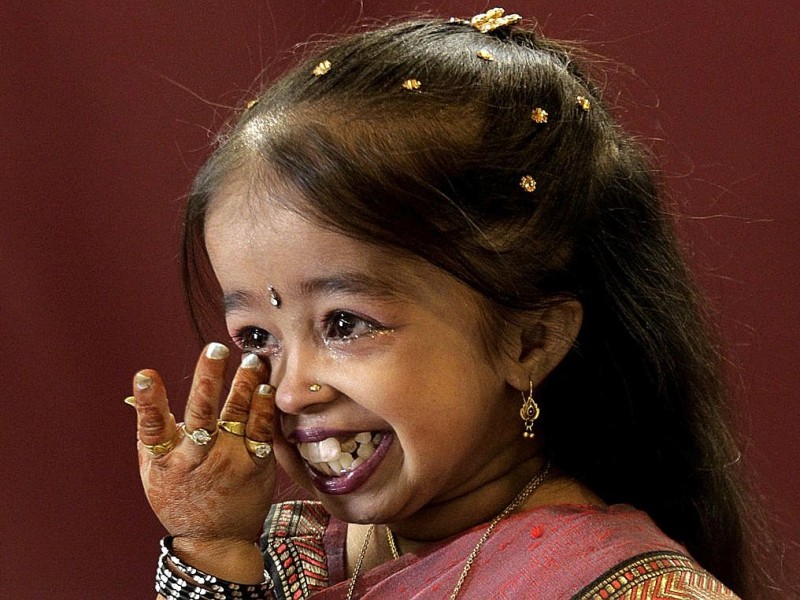 Jyoti Amge vergießt Tränen als sie in Nagpur zur Kleinsten Frau der Welt gekürt wird.