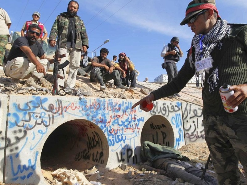 ... stoppten französische Kampfjets die Offensive Gaddafis. Dessen Militär- und Söldnerapparat wurde von der NATO in der Folge mit Luftangriffen systematisch zerschlagen. Im August erreichten die Rebellen Tripolis. Gaddafi tauchte am 23. August unter; am 20. Oktober wurde er nach seiner Gefangennahme in der Nähe seiner Geburtsstadt Sirte erschossen.