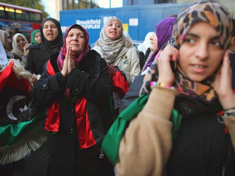 ... später beschloss der UN-Sicherheitsrat bei Enthaltung Deutschlands einen Militäreinsatz zum Schutz der libyschen Zivilbevölkerung. Am 19. März ...