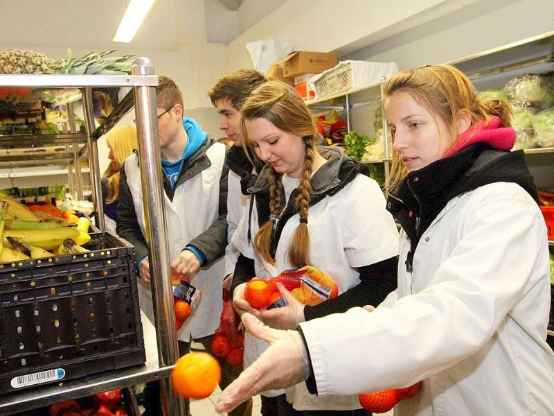 Schüler des Otto Pankok Gymnasiums in Mülheim haben am 22.12.2011 einen Tag lang bei der Mülheimer Tafel mitgeholfen. Sie haben die Lieferwagen mit entladen, die Lebensmittel in die Regale geräumt und anschließend die Lebensmittel an die Bedürftigen verteilt.