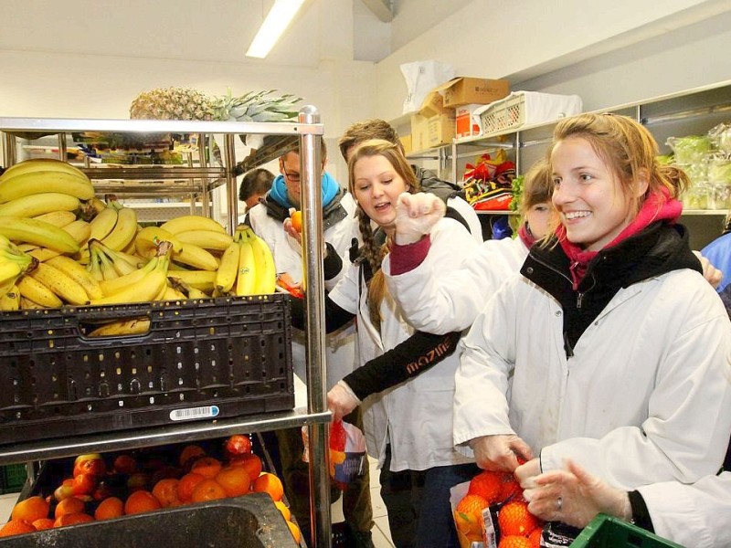 Schüler des Otto Pankok Gymnasiums in Mülheim haben am 22.12.2011 einen Tag lang bei der Mülheimer Tafel mitgeholfen. Sie haben die Lieferwagen mit entladen, die Lebensmittel in die Regale geräumt und anschließend die Lebensmittel an die Bedürftigen verteilt.