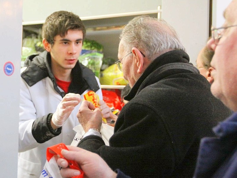 Schüler des Otto Pankok Gymnasiums in Mülheim haben am 22.12.2011 einen Tag lang bei der Mülheimer Tafel mitgeholfen. Sie haben die Lieferwagen mit entladen, die Lebensmittel in die Regale geräumt und anschließend die Lebensmittel an die Bedürftigen verteilt.