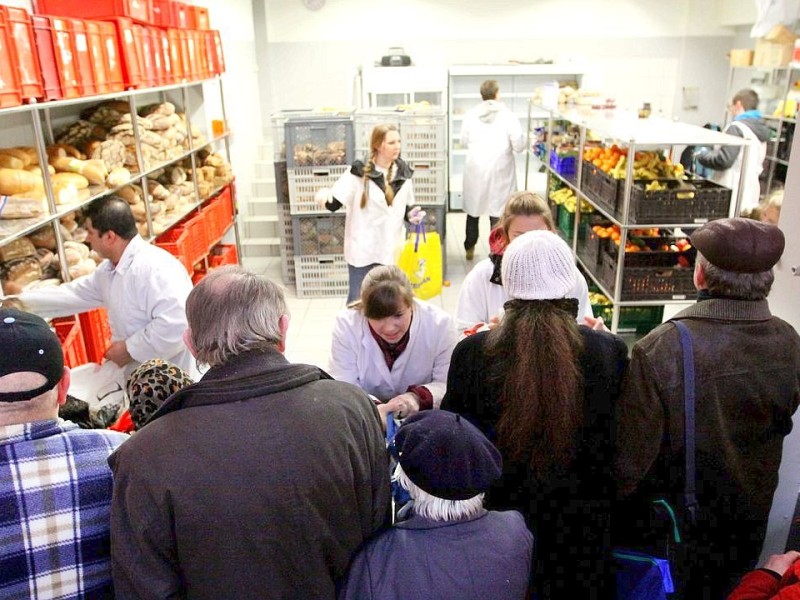 Schüler des Otto Pankok Gymnasiums in Mülheim haben am 22.12.2011 einen Tag lang bei der Mülheimer Tafel mitgeholfen. Sie haben die Lieferwagen mit entladen, die Lebensmittel in die Regale geräumt und anschließend die Lebensmittel an die Bedürftigen verteilt.