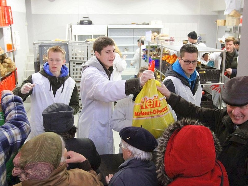 Schüler des Otto Pankok Gymnasiums in Mülheim haben am 22.12.2011 einen Tag lang bei der Mülheimer Tafel mitgeholfen. Sie haben die Lieferwagen mit entladen, die Lebensmittel in die Regale geräumt und anschließend die Lebensmittel an die Bedürftigen verteilt.