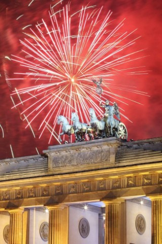 ...auch über dem Brandenburger Tor in Berlin. Dort feiern...