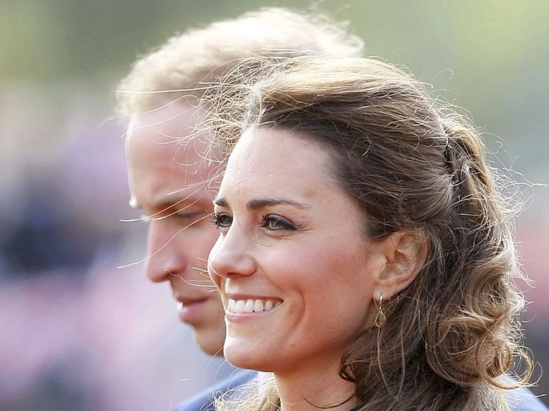 ...Kate und William nach ihrer Verlobung öffentlich auftraten, Zaungäste wünschten den beiden alles Gute für ihre gemeinsame Zukunft. Die beiden heirateten...