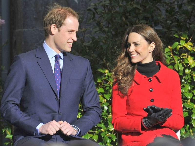 ...bürgerliche Millionärstochter Kate Middleton - Spitzname Waity Katie - hatten sich in der Elite-Universität St. Andrews in Schottland kennengelernt. Das Foto zeigt sie bei einem Besuch im Februar 2011 zum 600. Geburtstag ihrer ehemaligen Uni. Wo auch immer...