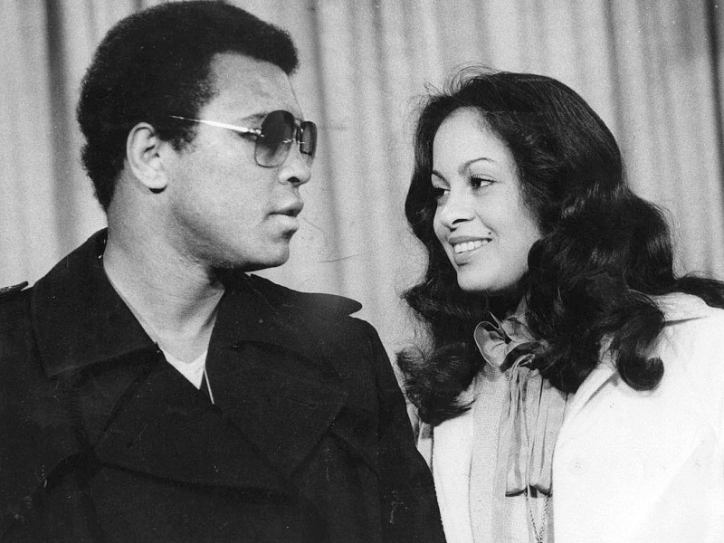 Muhammad Ali und seine Frau Flughafen Heathrow im Jahr 1978.  (Photo by Evening Standard/Getty Images)