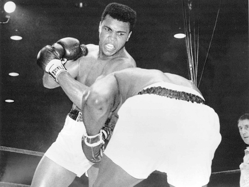 1964: Cassius Clay im Kampf gegen Sonny Liston während des Titelkampfes. Clay gewann und wurde Weltmeister. (Photo by Central Press/Getty Images)