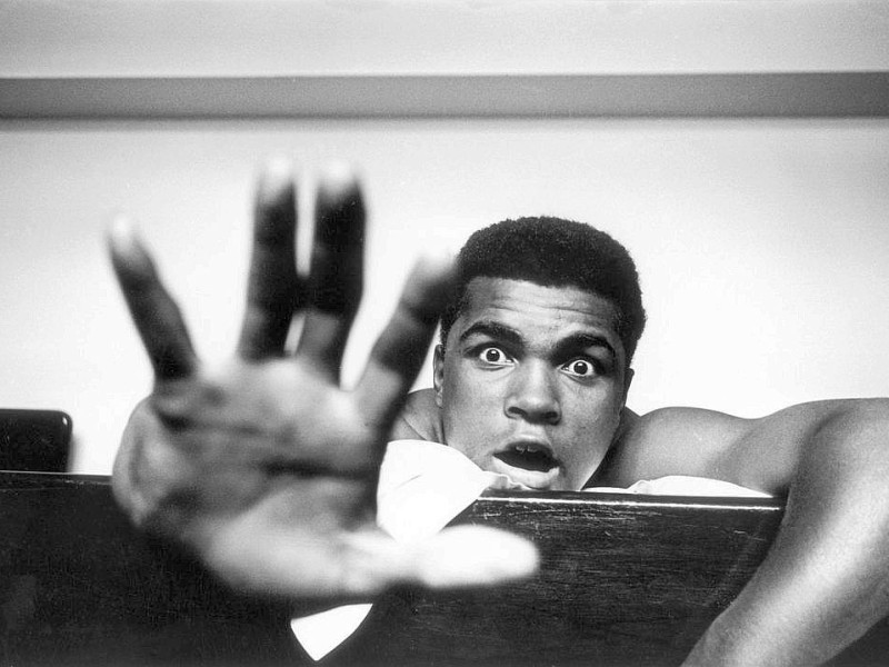 Cassius Clay schon wieder mal mit einer Vorhersage. Fünf Finger stehen für fünf Runden, um Henry Cooper auszuknocken.    (Photo by Len Trievnor/Express/Getty Images)