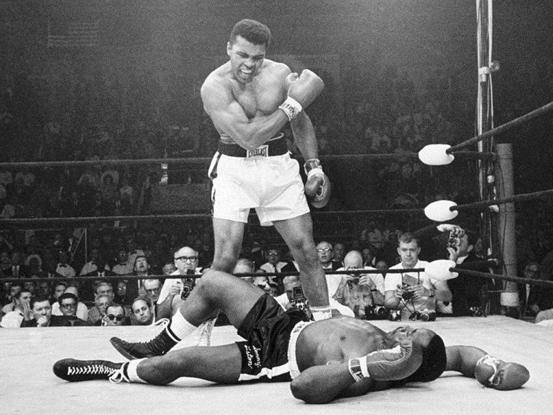 1965: Sonny Liston hat schon wieder das Nachsehen. Nach einer kurzen Rechten liegt der Herausforderer am Boden. (AP Photo/John Rooney, File)