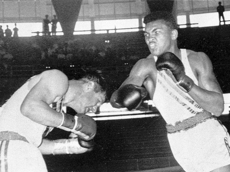 Cassius Clay, 18 Jahre alt, kämpft hier gegen  Tony Madigan aus Australien.