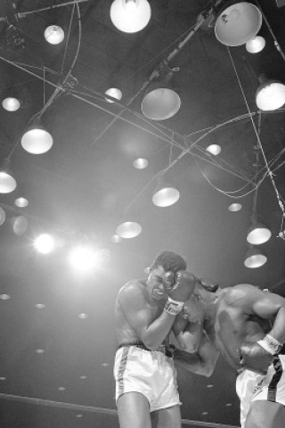 Sonny Liston (r.) geht in Deckung. (AP Photo/File)